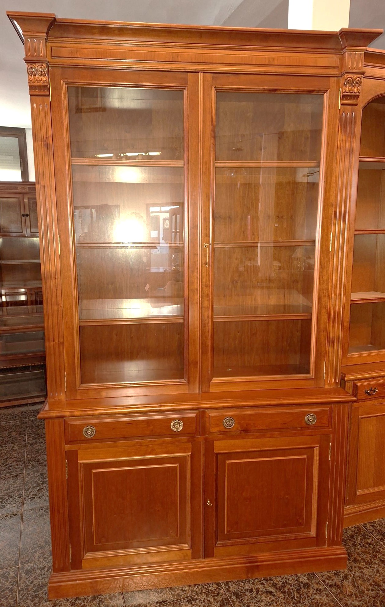 VITRINA CEREZO PILASTRAS 132 X 46 X 220