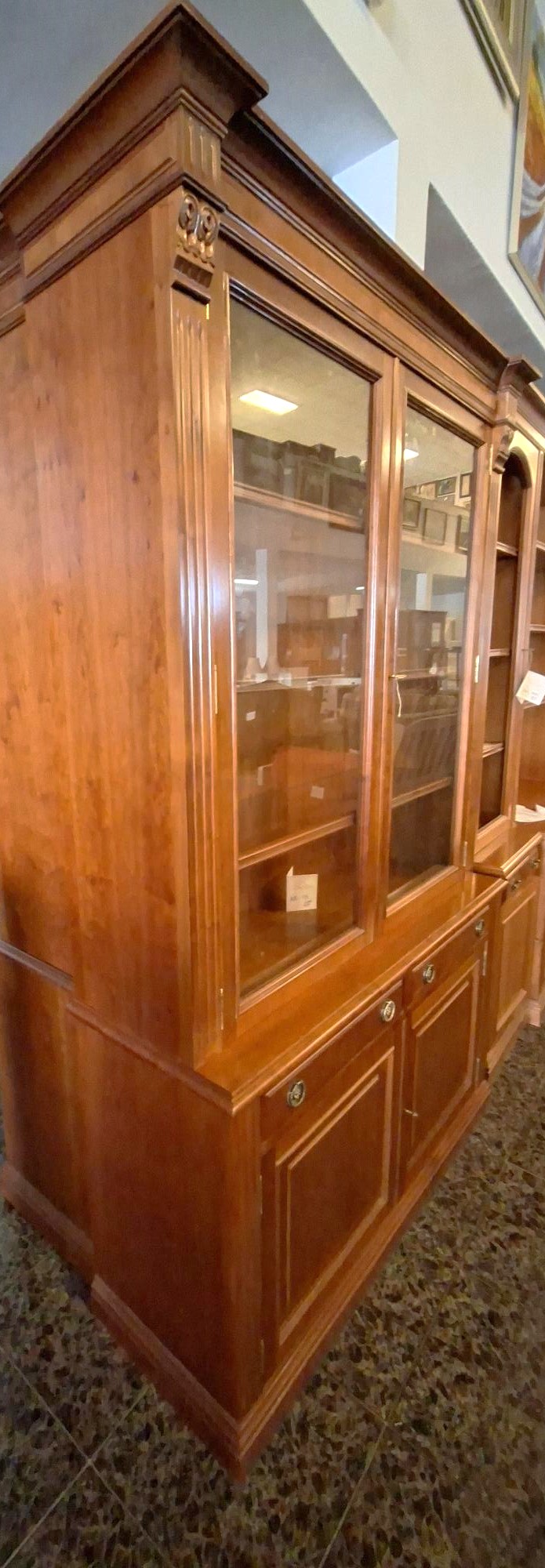 VITRINA CEREZO PILASTRAS 132 X 46 X 220 - Imagen 2